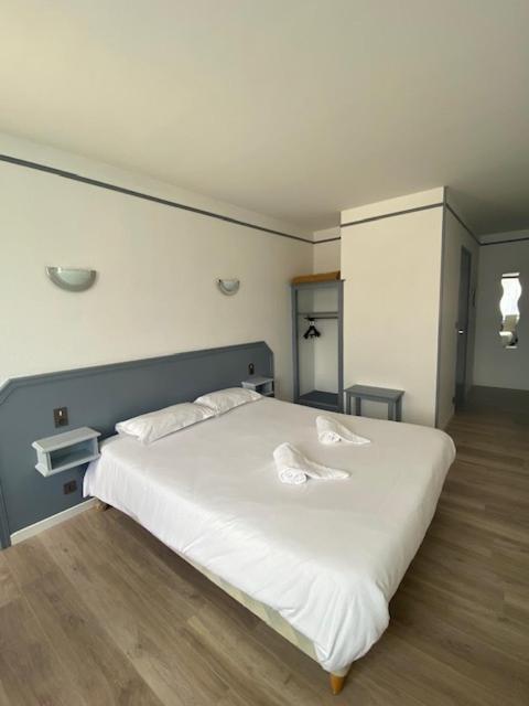 Hotel La Tour Des Anglais Mayenne Exteriör bild