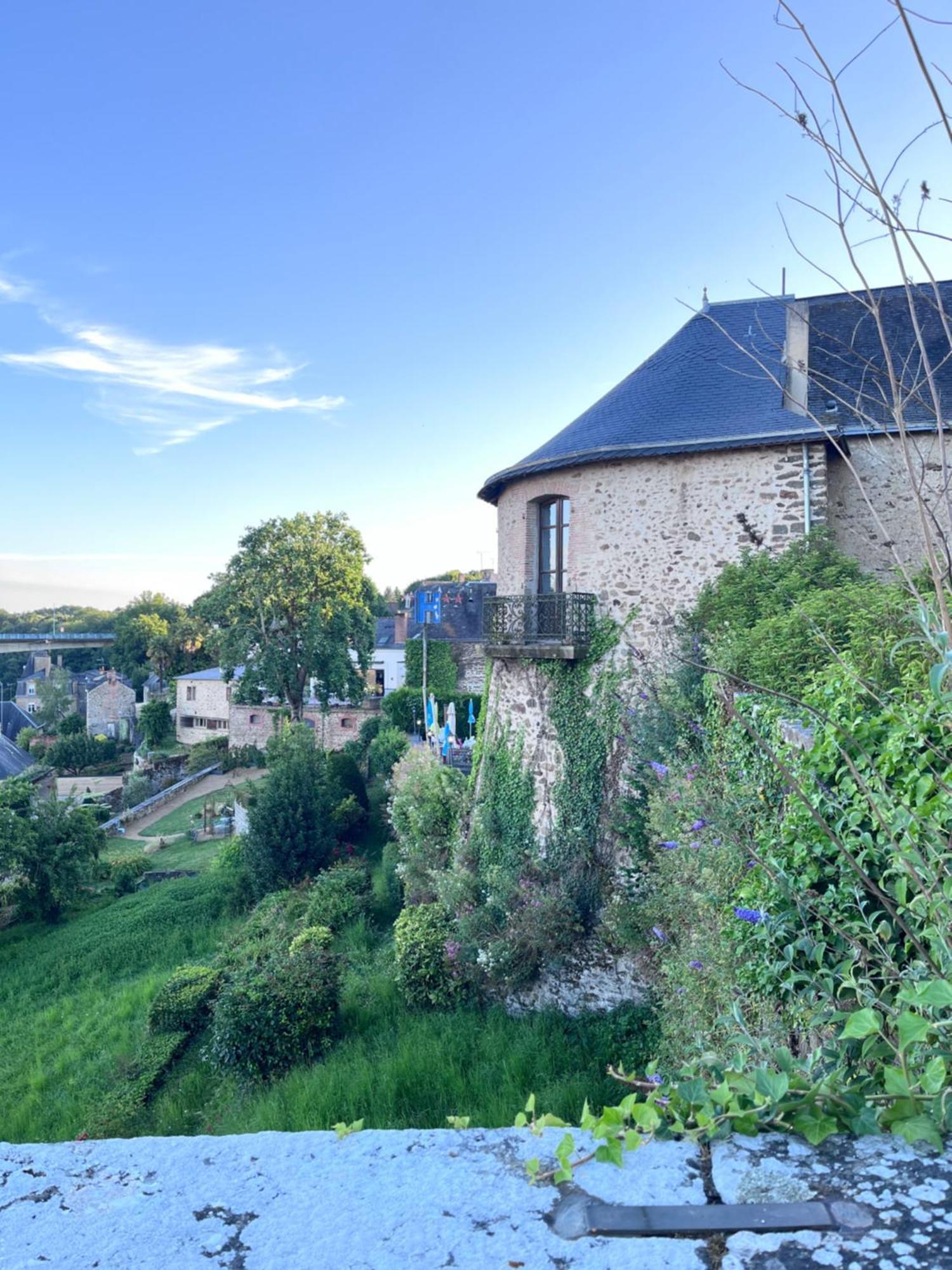 Hotel La Tour Des Anglais Mayenne Exteriör bild