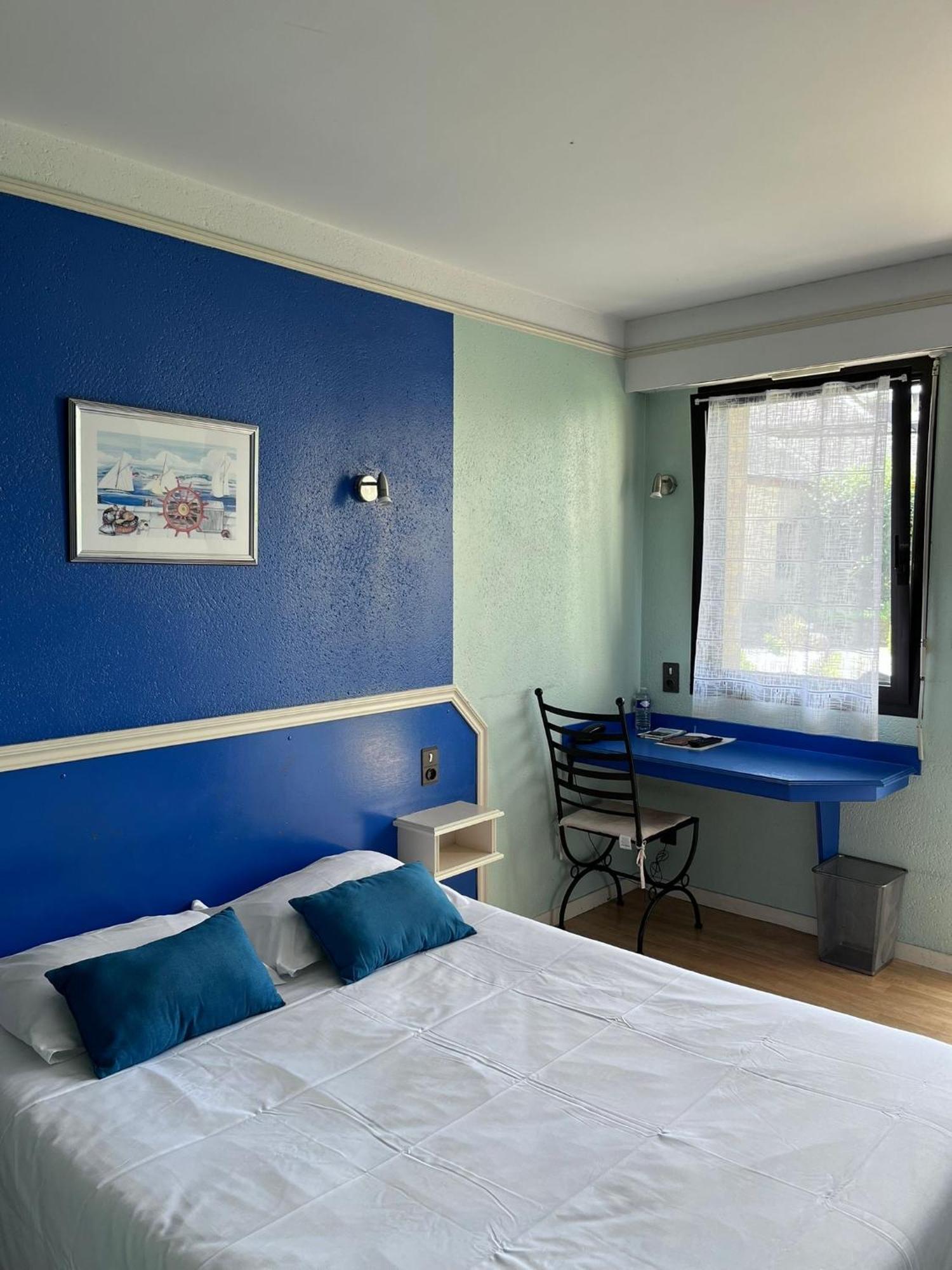 Hotel La Tour Des Anglais Mayenne Exteriör bild