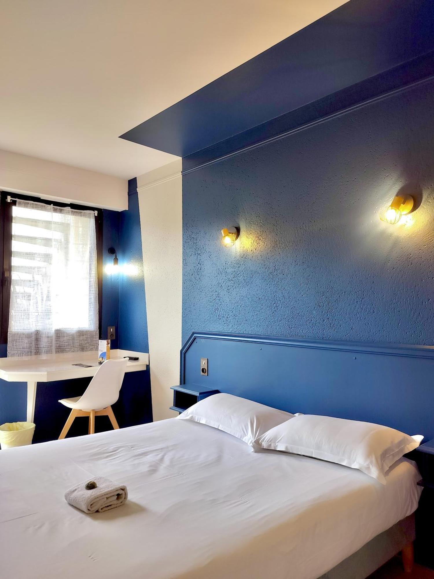 Hotel La Tour Des Anglais Mayenne Exteriör bild